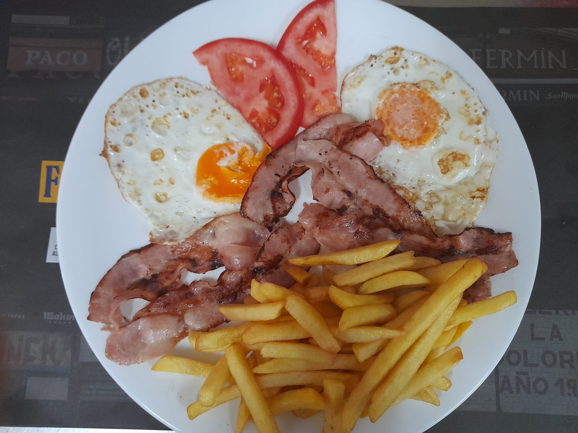 Plato combinado bacon, huevos y patatas